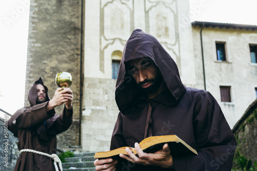 The two monks with the grail