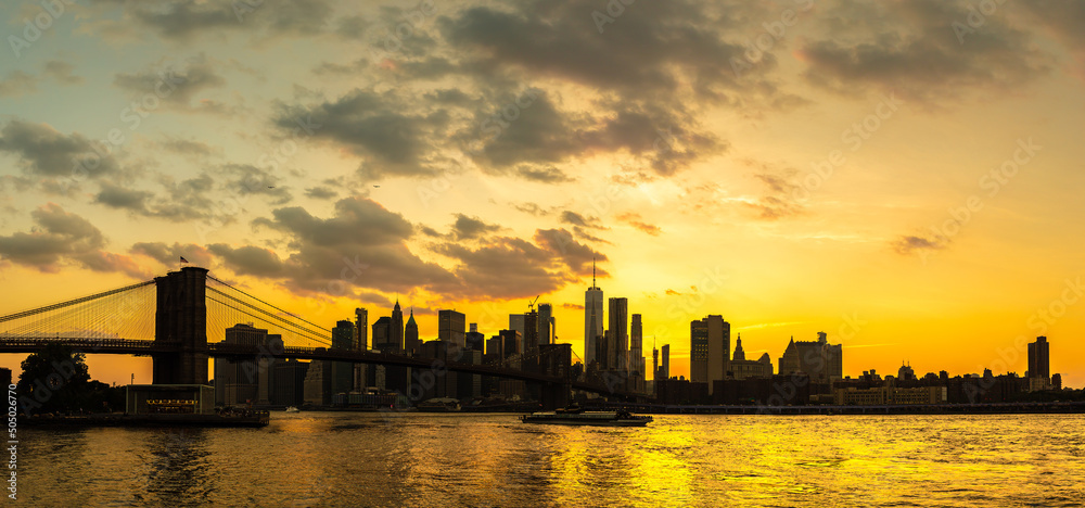 Obraz premium Brooklyn Bridge and Manhattan at sunset