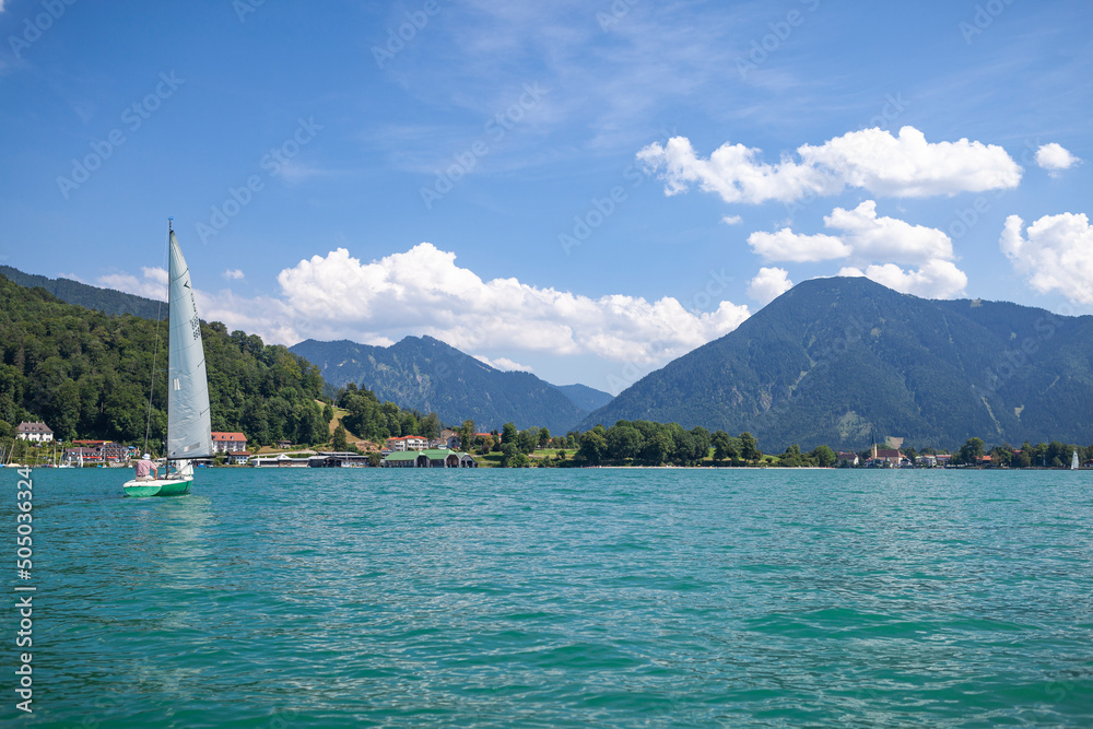 Naklejka premium Segeln im Sommer auf dem Tegernsee in Bayern
