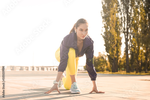 Sporty female runner in cro...