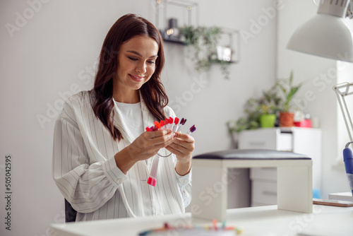 Foto Caucasian woman enjoying nail service in beauty shop