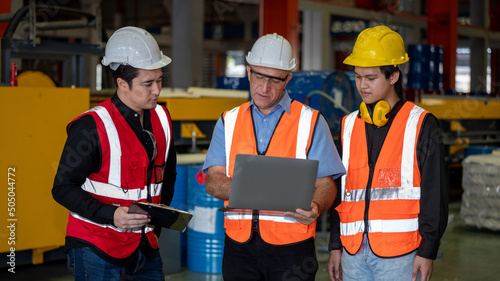 Foto Three Heavy Industry Foreman Engineer ware safety jacket Daily preventive mainte