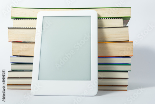 Foto Ebook reader next to paper books