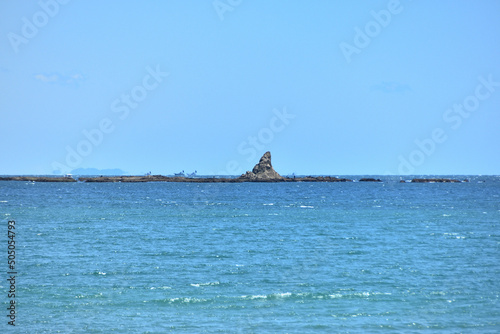 真っ青な空と海と烏帽子岩