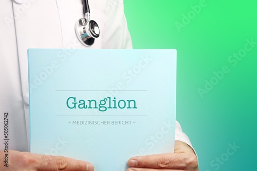 Ganglion (Überbein). Arzt mit Stethoskop hält medizinischen Bericht in den Händen. Text auf Dokument photo