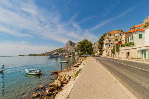 Hafen im malerischen Städtchen Omis in Kroatien photo