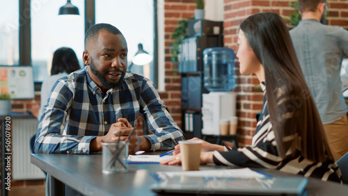 Foto HR employee greeting job seeker to talk about work recruitment, interviewing candidate at work application meeting