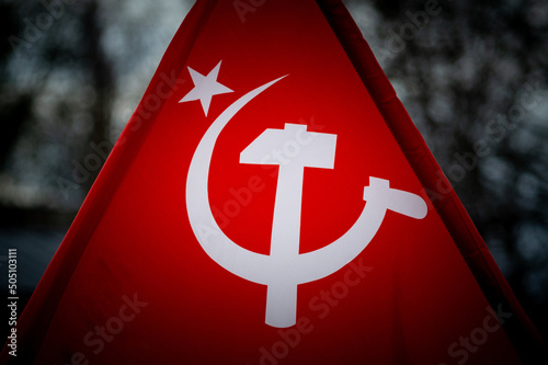 Fotografi sickle, hammer and star on the red flag