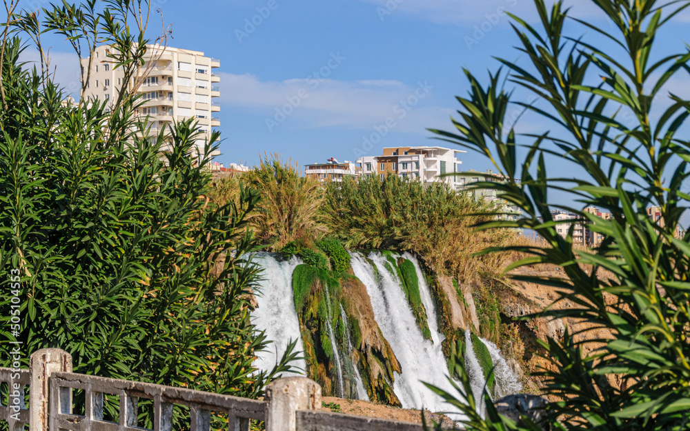 Fototapeta premium Imposanter Düden-Wasserfall - direkt ins Mittelmeer nahe Antalya an der türkischen Riviera