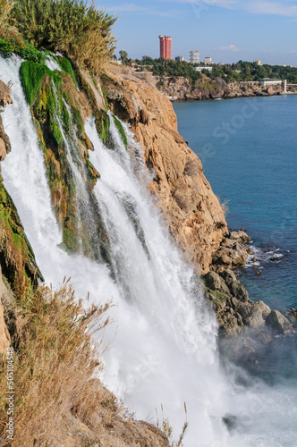 Imposanter Düden-Wasserfall - direkt ins Mittelmeer nahe Antalya an der türkischen Riviera