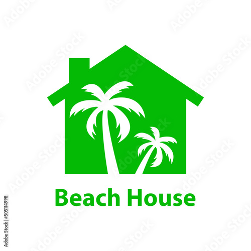 Logotipo con texto Beach House con silueta de casa con palmeras en espacio negativo en color verde