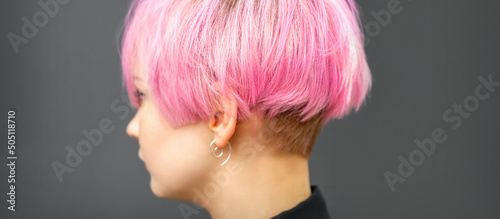 Foto Profile of a beautiful young caucasian woman with short bob pink hairstyle on da