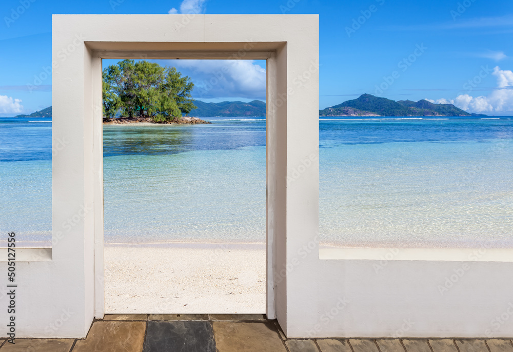 Porte ouverte sur îlot à anse Union, la Digue, Seychelles 
