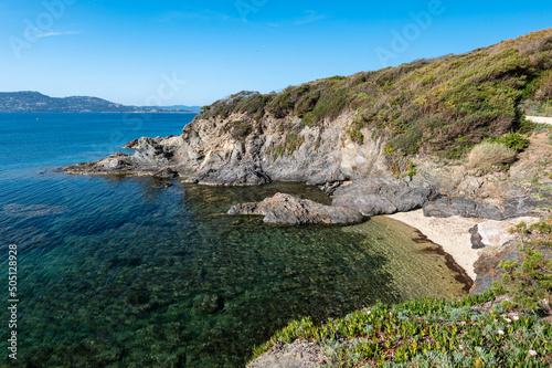 La côte rocheuse avec des criques paradisiaques sur la presqu'ile de Giens dans le Var sur la French Riviera