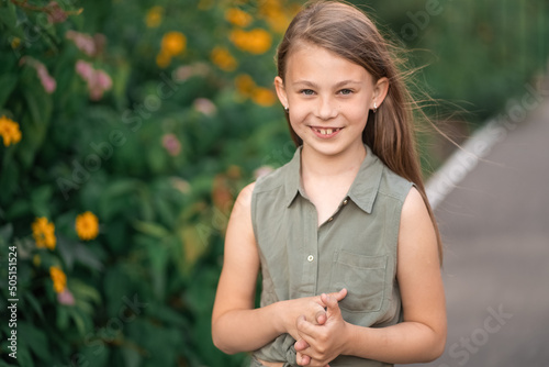 Fotografia little girl with crooked teeth outdoors