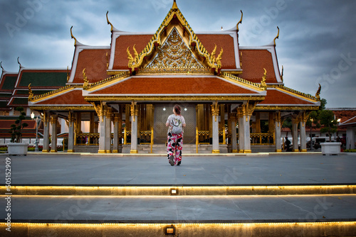 Photography Turista explorando templo budista, en ciudad de Bangkok, Tailandia