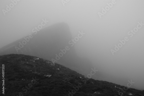 montagnes embrumées