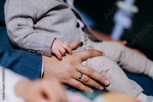 Rączki dziecka położone na dłoni ojca