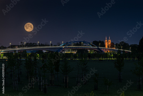 pełnia księżyca nad mostem i kościołem