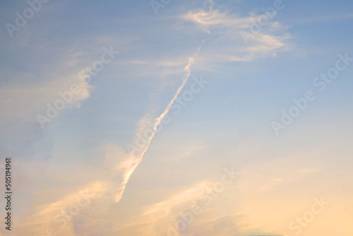ピンクの夕焼けと飛行機雲のような地震雲（東京都千代田区）