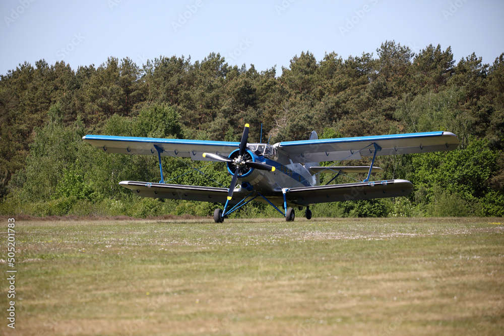 Flugzeug Doppeldecker mit 9 Zylinder Sternmotor Flugzeug Doppeldecker mit 9 Zylinder Sternmotor