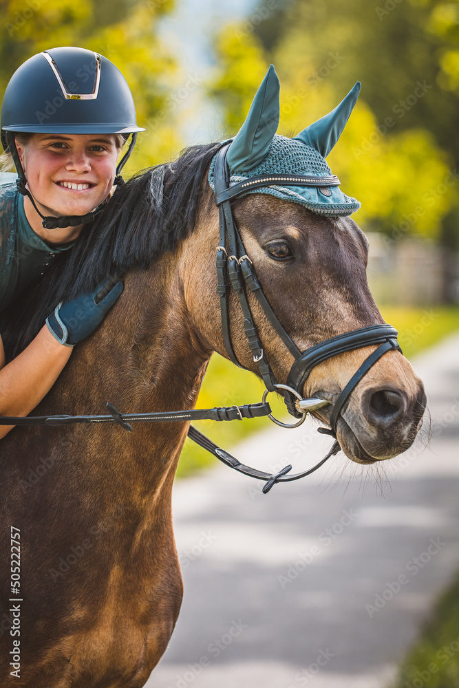 Obraz premium Glückliches Mädchen mit Pferd