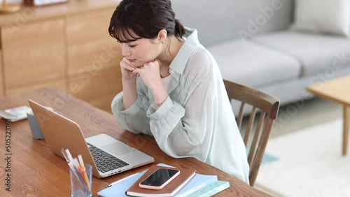 自宅で仕事をする若い女性 テレワーク