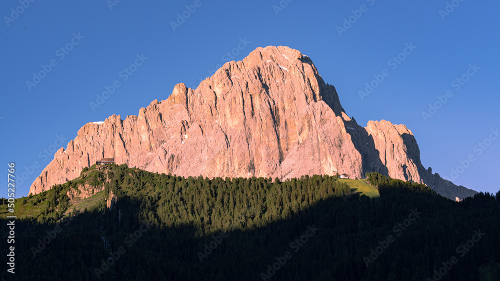 Morgenstimmung in den Tiroler Alpen, Langkofel. Touristen kommen zum Sport, Erholung, Wandern, Klettern, Ski fahren. Wolkenstein / Gröden wird umschlossen vom Sellamassiv, Langkofel- und Puez-Gruppe.