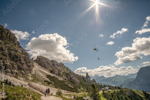 Aktiv sein im Langen Tal in den Tiroler Alpen. Touristen kommen zum Sport, Erholung, Wandern, Klettern, Ski fahren. Wolkenstein / Gröden wird umschlossen vom Sellamassiv, Langkofel- und Puez-Gruppe.