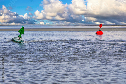 Marques latérales tribord en vert et bâbord en rouge à l'entrée d'un chenal de navigation