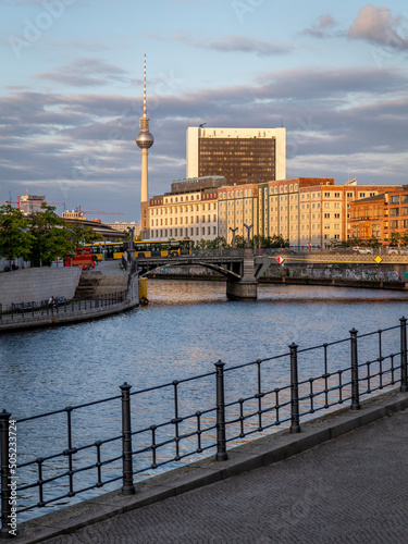 Vue sur la tour de télévision de Berlin, la Berliner Fernsehturm, depuis les berges de la rivière Sprée en Allemagne au coucher de soleil photo