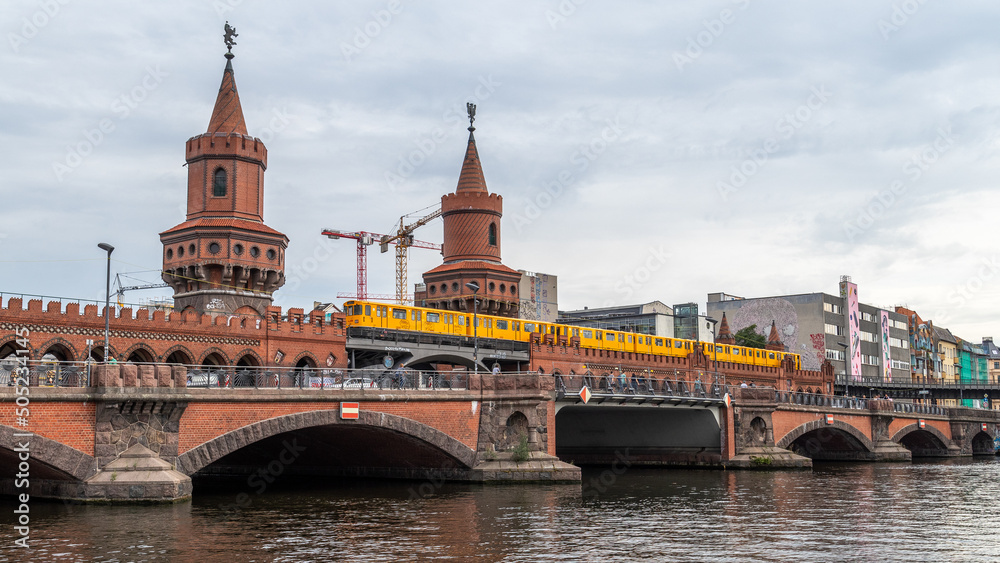 Métro de Berlin (U-Bahn) passant sur le célèbre pont Oberbaum (Oberbaumbrücke) en Allemagne