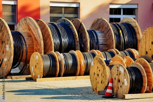 kabeltrommeln aus holz mit Glasfaserkabeln
