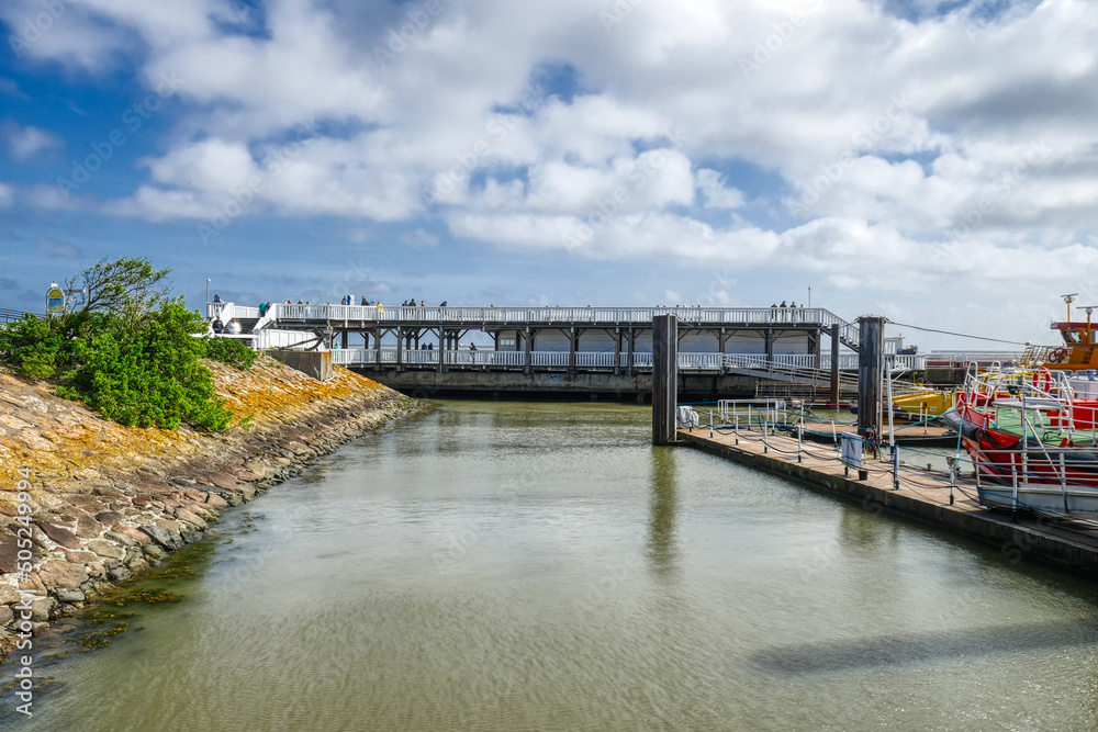 Blick auf eine historische Brücke am Hafen von Cuxhaven
