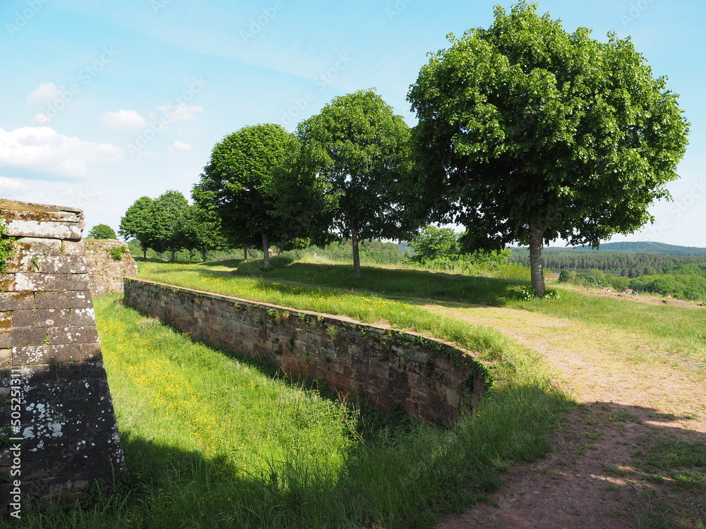 Zitadelle von Bitsch - Citadelle de Bitche – gelegen auf einem Hügel über der Stadt Bitsch Zitadelle von Bitsch - Citadelle de Bitche – gelegen auf einem Hügel über der Stadt Bitsch