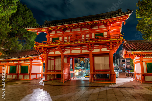 [京都府]八坂神社西楼門の夜景（祇園さんと呼ばれ親しまれている京都を代表する観光名所） © 宏樹 林