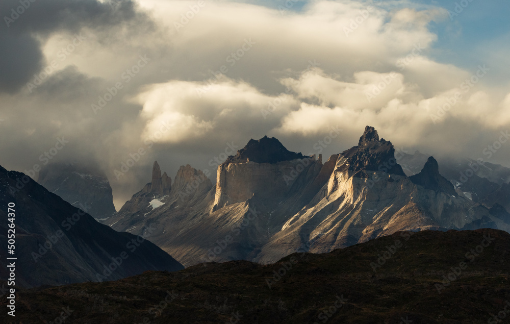 Fototapeta premium cuernos de las torres del Paine, octava maravilla del mundo, Magallanes, entre montes y nubes atardecer entre montañas