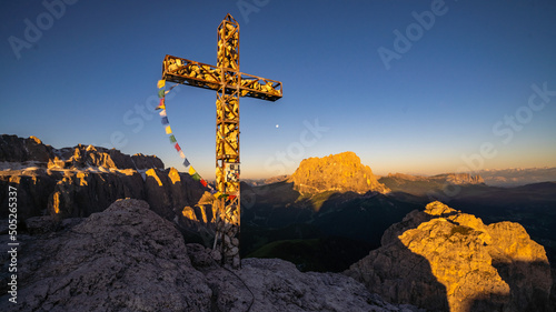 Gipfelkreuz der Großen Cirspitze in den Tiroler Alpen. Touristen kommen zum Sport, Erholung, Wandern, Klettern, Ski fahren. Wolkenstein / Gröden umschlossen vom Sellamassiv, Langkofel- und Puez-Gruppe photo