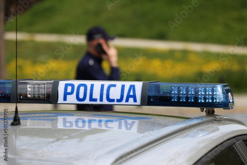 Policjantka w niebieskim mundurze podczas pracy w mieście.
