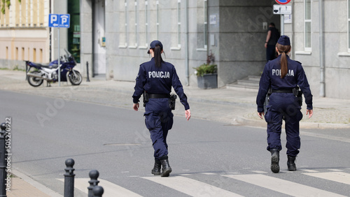 Policjantka w niebieskim mundurze podczas pracy w mieście.