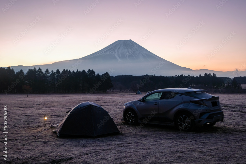 静岡県富士宮市朝霧のオートキャンプ場の芝生のフリーサイトでソロキャンプの朝