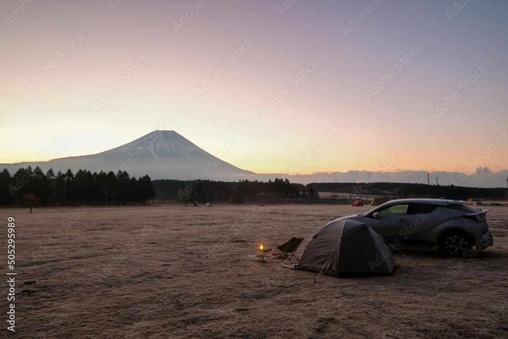 静岡県富士宮市朝霧のオートキャンプ場の芝生のフリーサイトでソロキャンプの朝