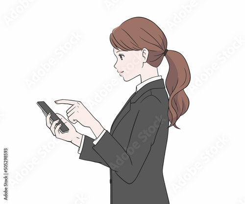 スマートフォンを操作するスーツの女性