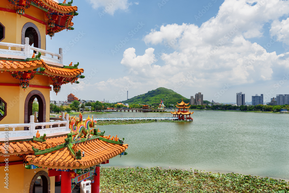 Obraz premium Awesome view of the Dragon and Tiger Pagodas, Kaohsiung, Taiwan