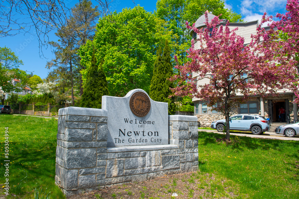 Welcome to Newton sign in spring on Commonwealth Avenue in Chestnut Hill, city of Newton, Massachusetts MA, USA.  - obrazy, fototapety, plakaty 