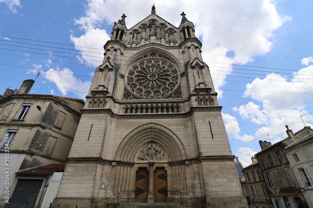 Φωτογραφία L'église catholique Notre Dame d'Obezine, vue de l'extérieur, ville de Angoulême