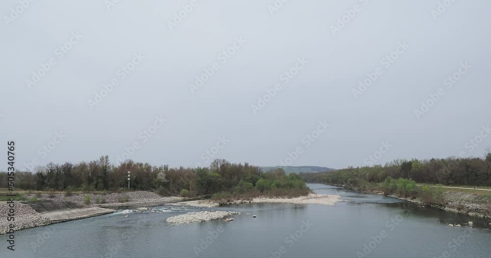 Le Vieux Rhin entre la berge allemande la réserve naturelle de la Petite Camargue alsacienne et un bras du Petit Rhin sur l'Île sur le Rhin Le Vieux Rhin entre la berge allemande la réserve naturelle de la Petite Camargue alsacienne et un bras du Petit Rhin sur l'Île sur le Rhin