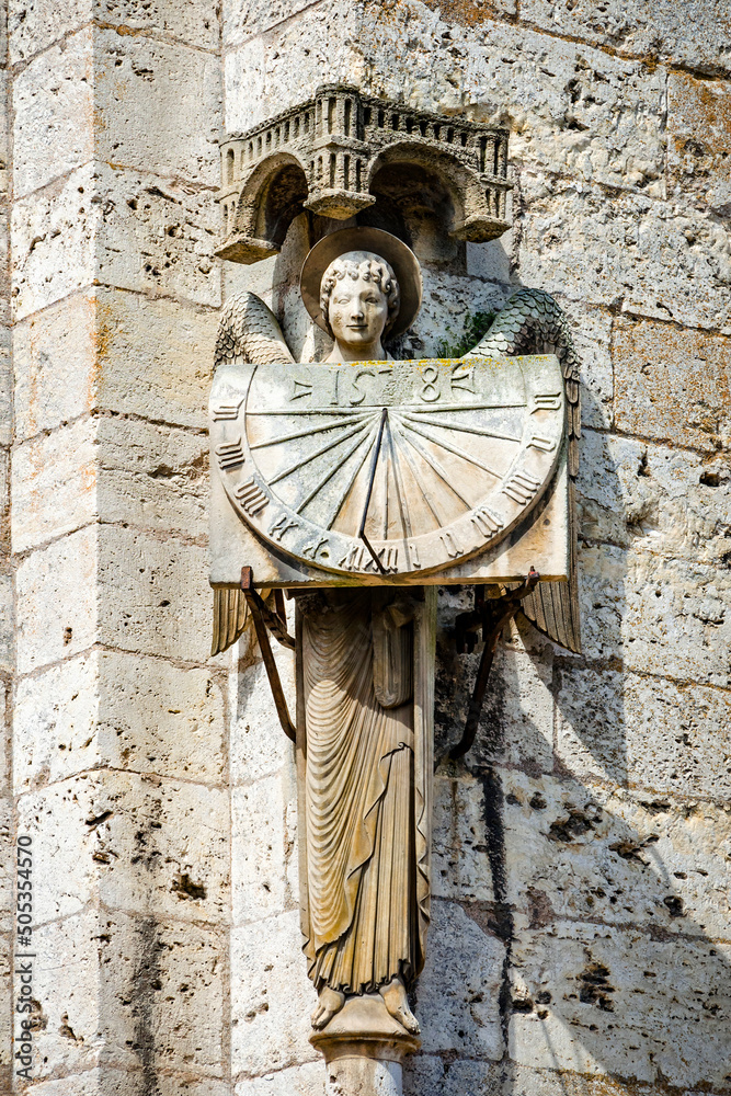 Φωτογραφία Statue of angel holding sundial at Cathedral Our Lady of Chartres, France - one of the finest examples of French Gothic architecture, constructed during the 13th century