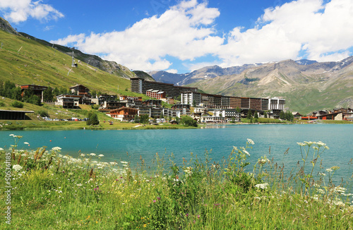 Le lac et les résidences de Tignes , dans les Alpes du val d'Isère.