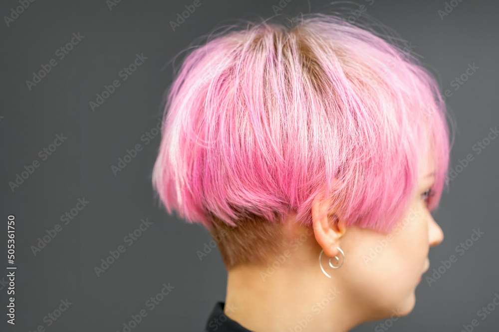 Φωτογραφία Profile of a beautiful young caucasian woman with short bob pink hairstyle on da